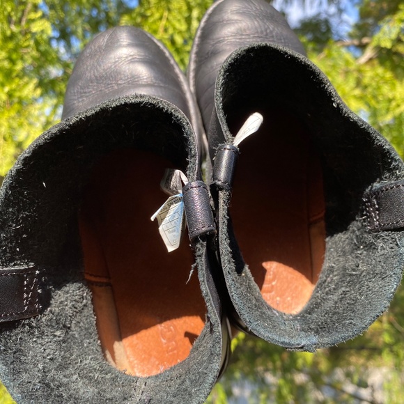 Wm 8 UGG Black Leather Unlined Mini Boot - Picture 13 of 15